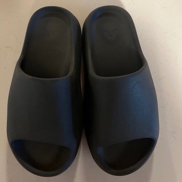 Men’s Yeezy Slides size 9 - Picture 1 of 7